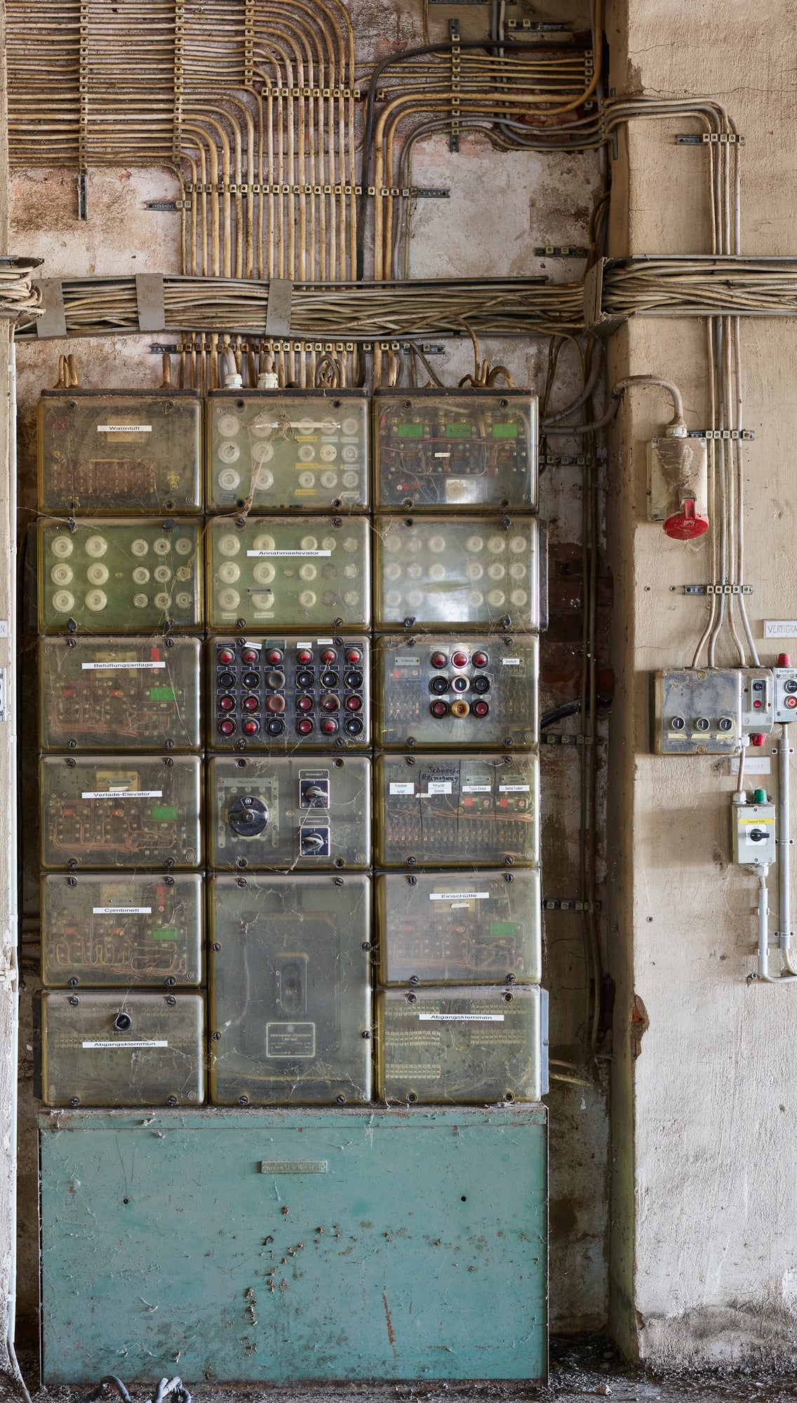 Fototapete Industrieschaltpanel Grau - 1,59 m x 2,80 m