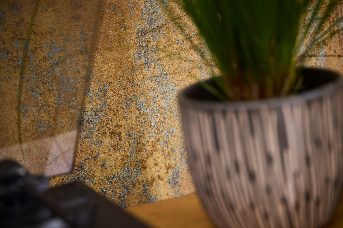 Livingwalls Metropolitan Stories Hot Spots Naomi - Soho-Viertel Oberfläche Braun Orange - 10,05 m x 0,53 m