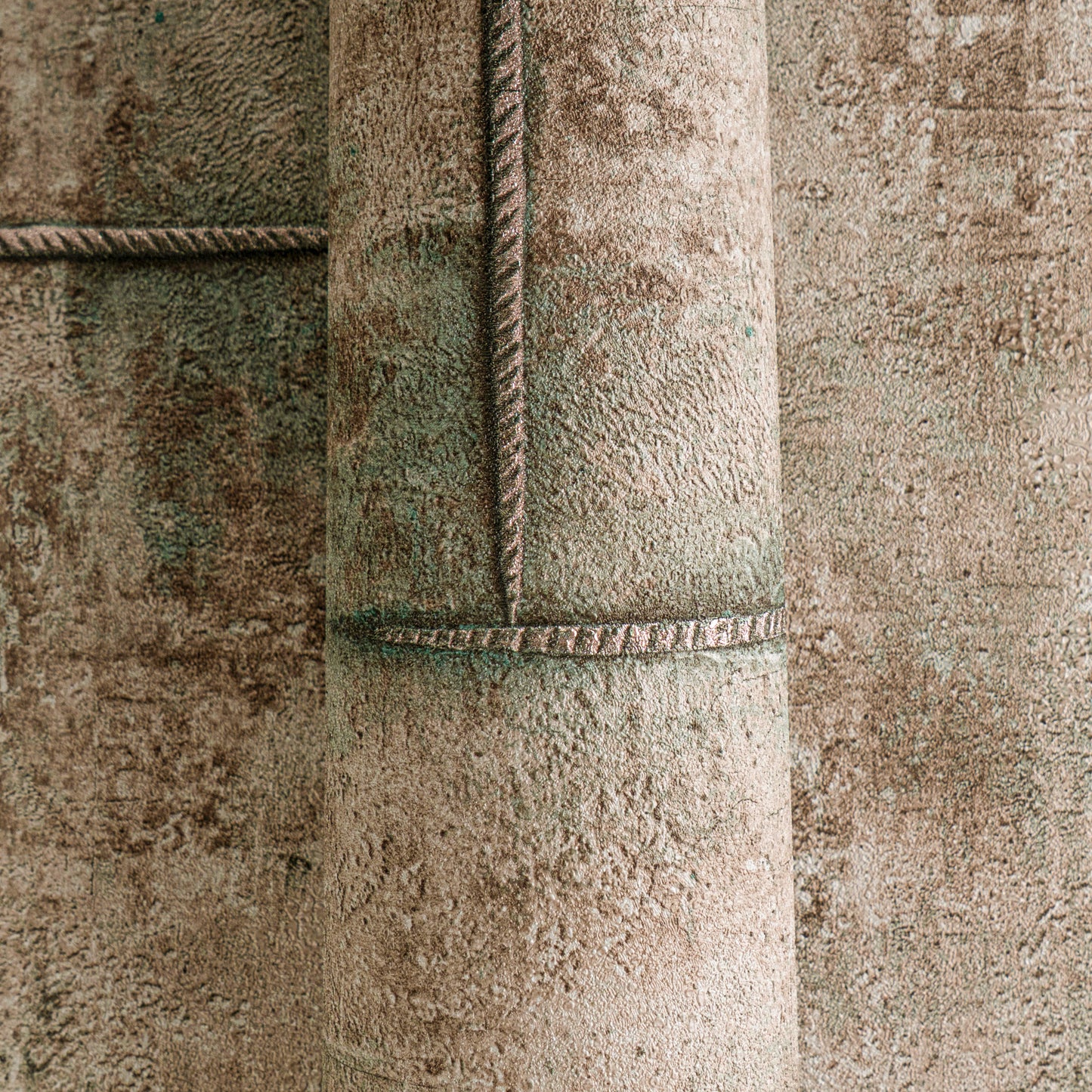 Livingwalls CosmoLiving Graphite Groove-Edge Industrial Braun - 10,05 m x 0,53 m