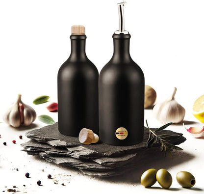 Öl & Essig Flaschen-Set, 2x 500ml Feinsteinzeug Flaschen mit tropffreiem Ausgießer inkl. 2x Ersatzdeckel, Made in Germany, 100% UV-Schutz, lebensmittelechte Materialien (Schwarz)